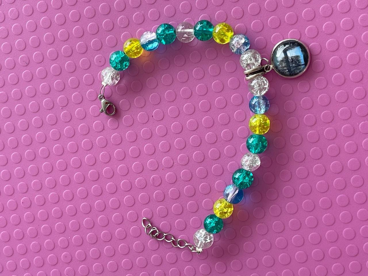 Armband med vybild i medaljongen