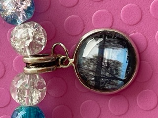 Närbild på medaljong med vybild