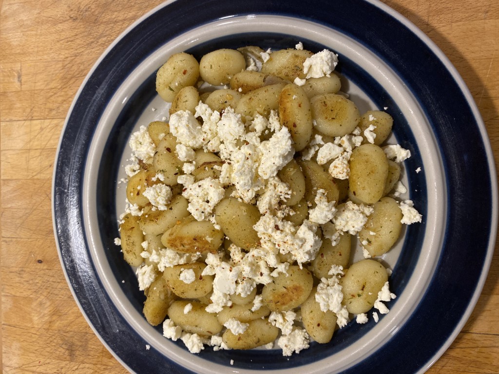 Tallrik med stekta gnocchi och fetaost