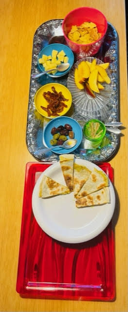 Tapas-tallrikar med lite godsaker och grönsaker