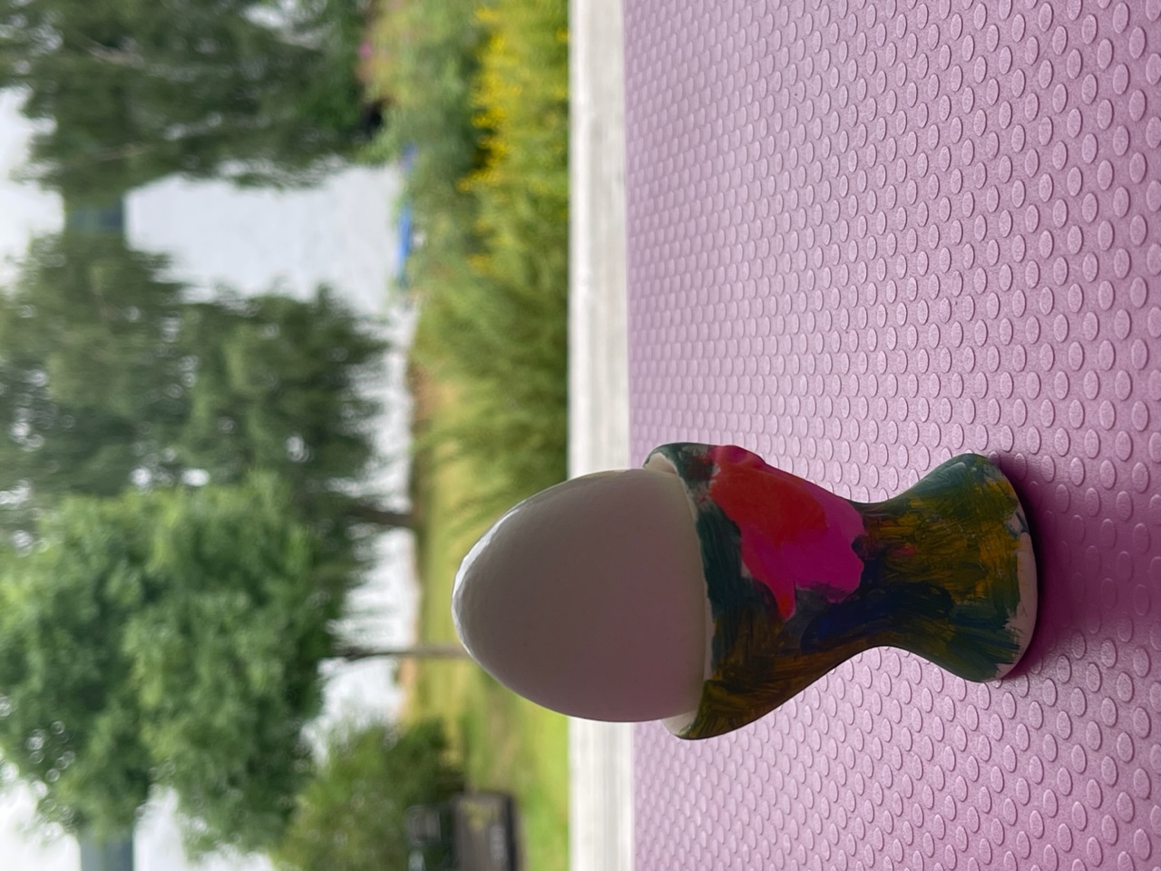 Handmålad äggkopp med ägg