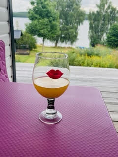 Glas med gult guldte i