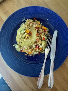 Mat på en blå tallrik