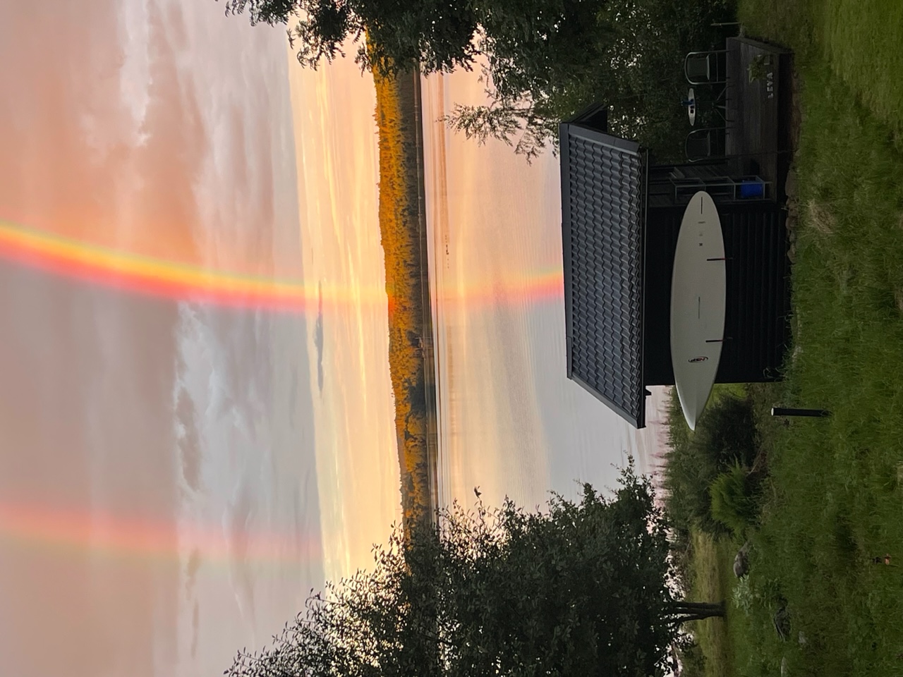 Dubbel regnbåge över gästhuset, lite inzoomad