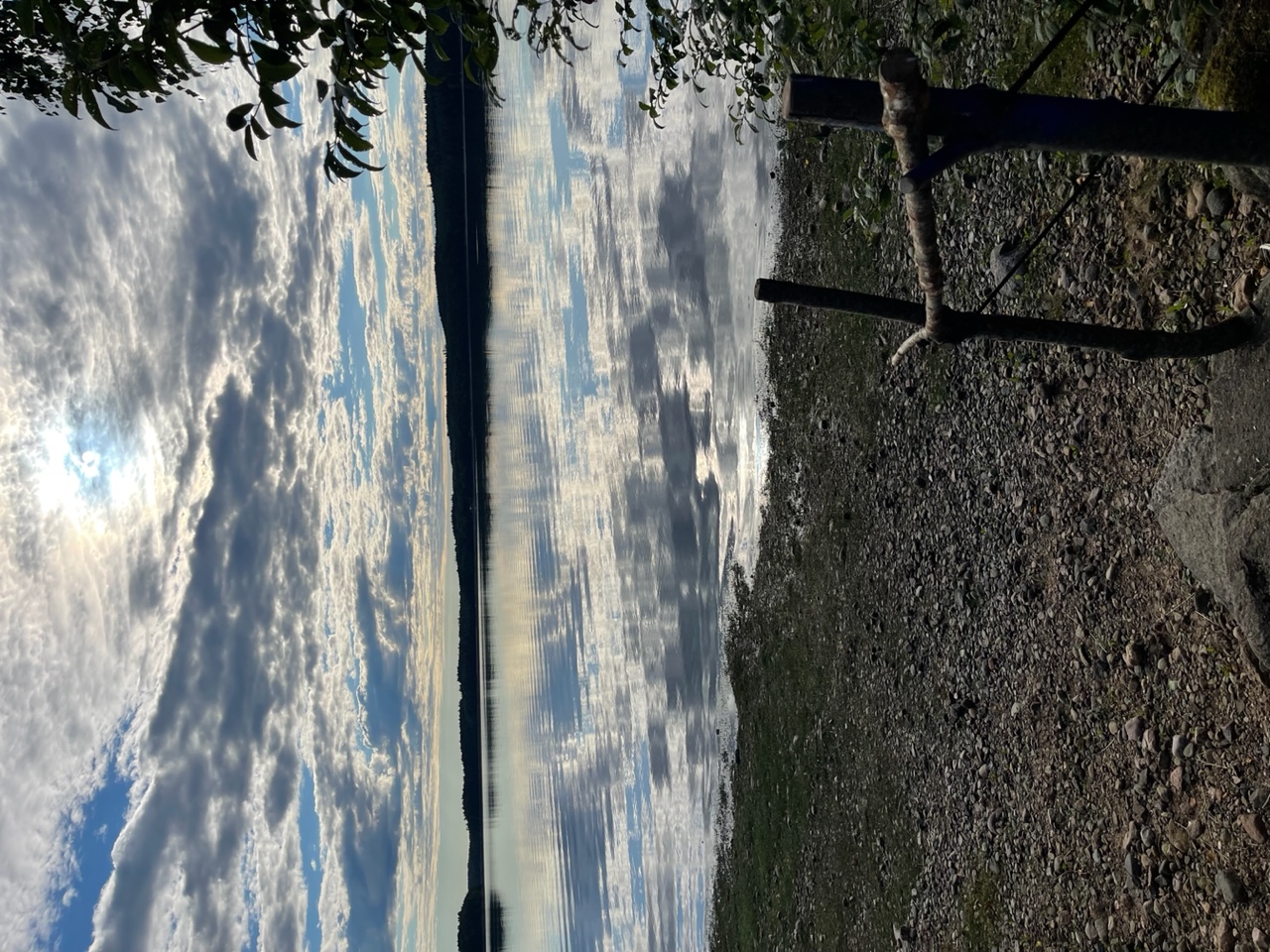 Vybild över en strand och sjö