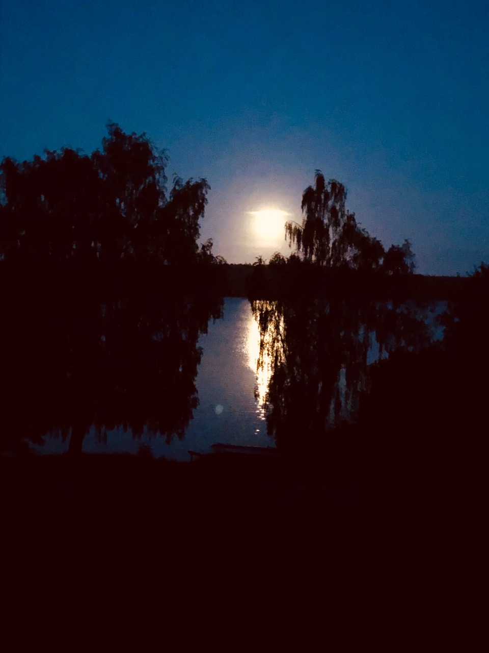 Månen speglar sig i sjön