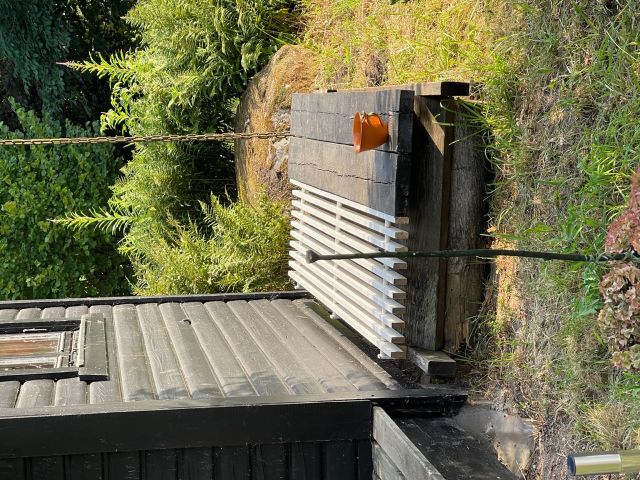 Soldäck eller bänk byggd av gammal inredning och reglar från tidigare byggprojekt