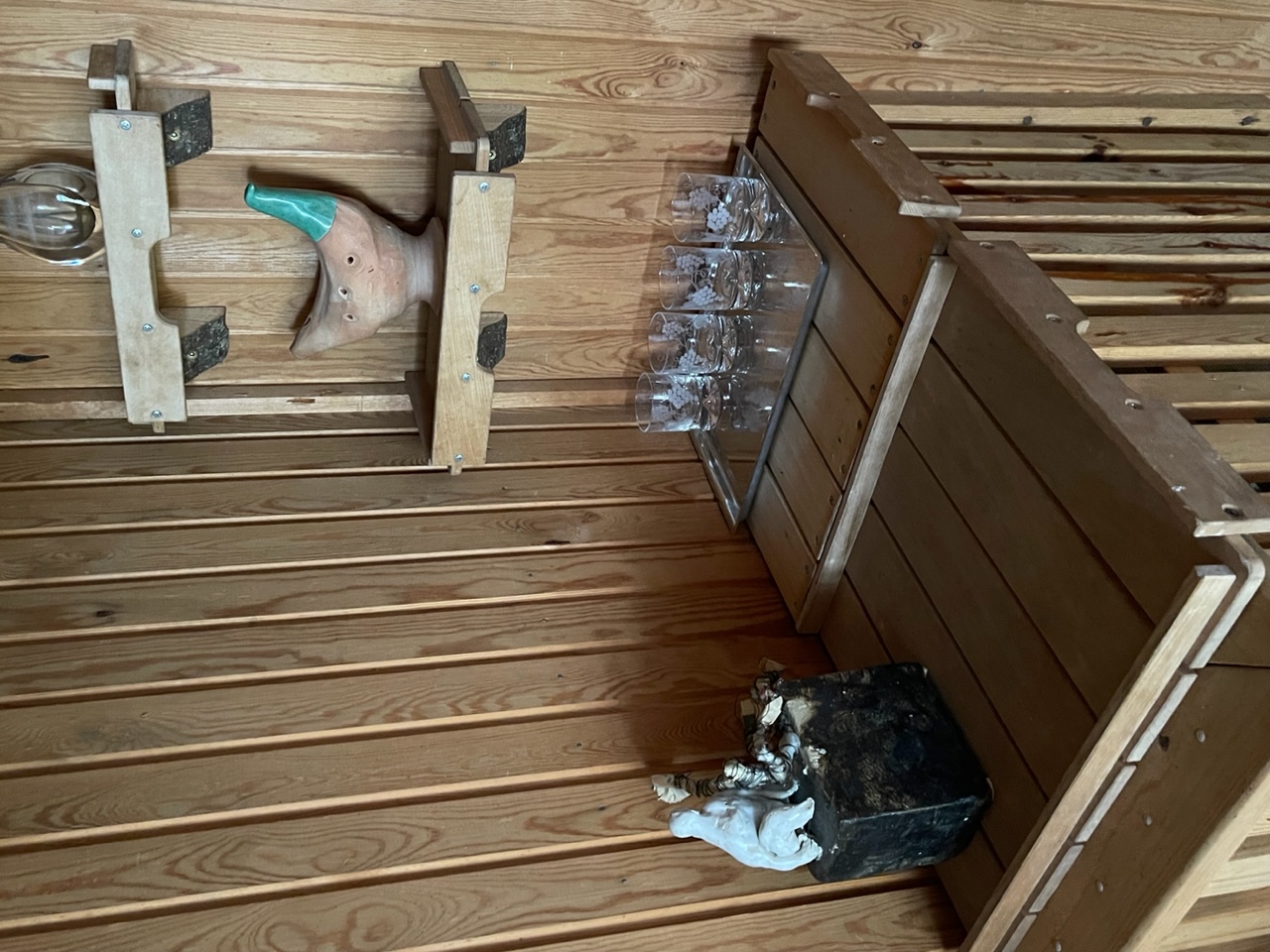 Brickbord återanvända som hyllor och avställningsyta.