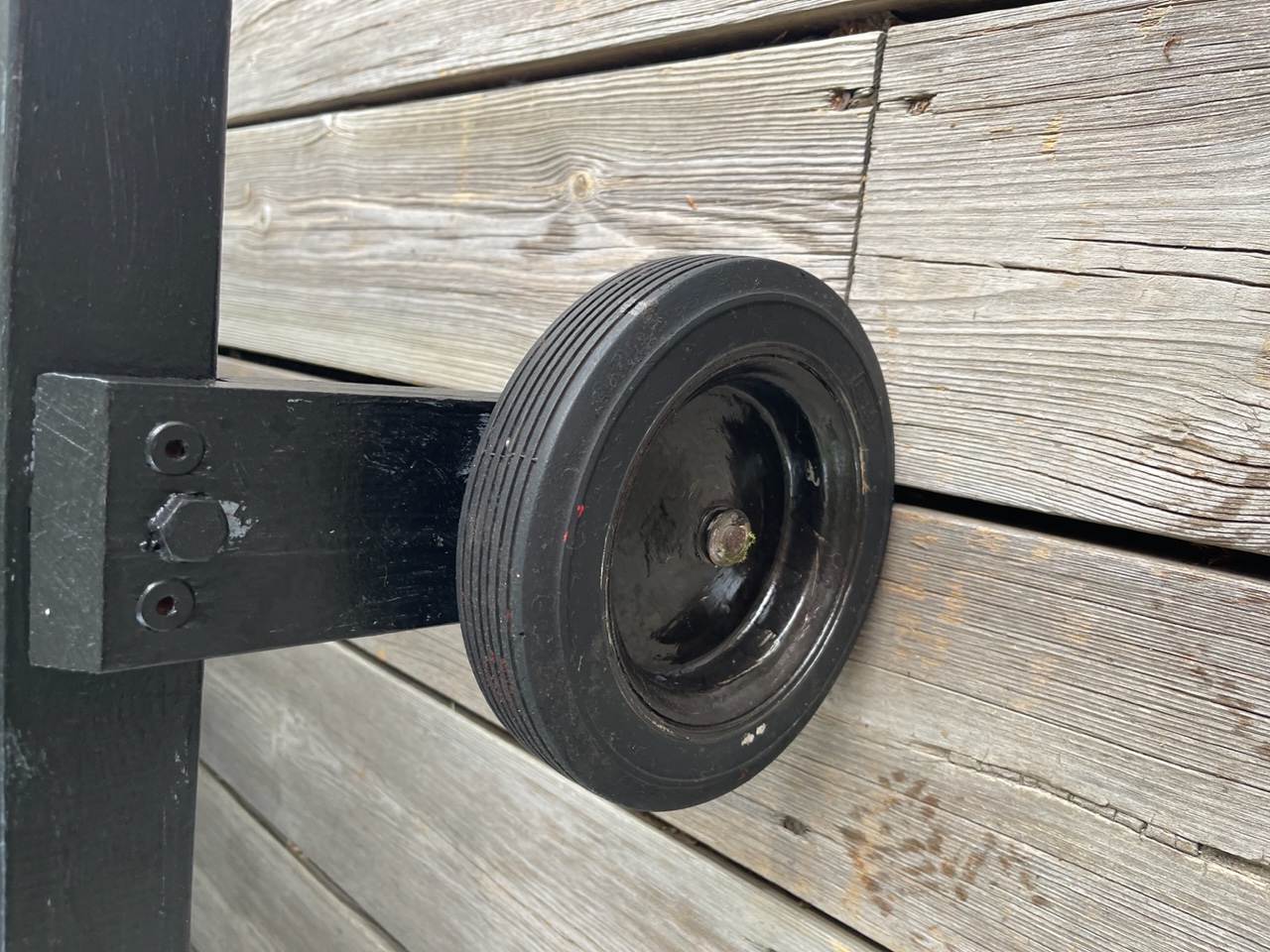 Hjul från grillvagn, återanvända på en solsäng.