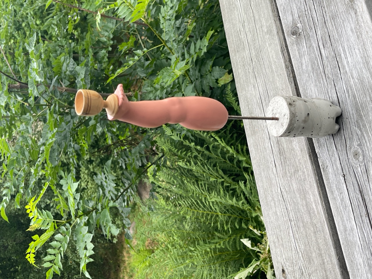 Installation av ett upp-och-ned vänt dockben på en fot av betong gjuten i en PET-flaska