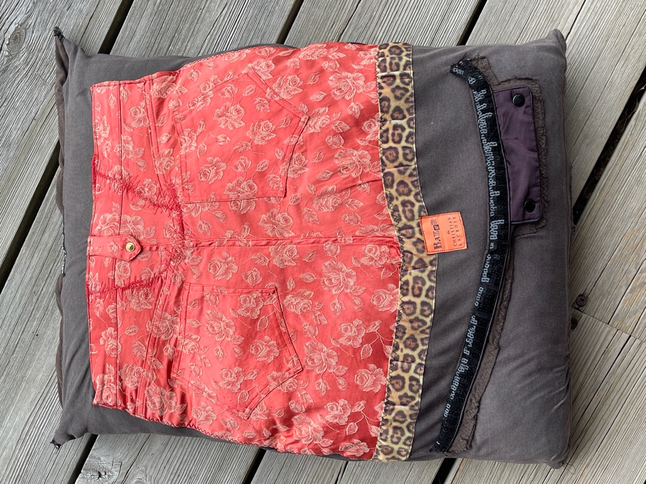 Brun-rosa fyrkantig kudde sydd av byx-bakar