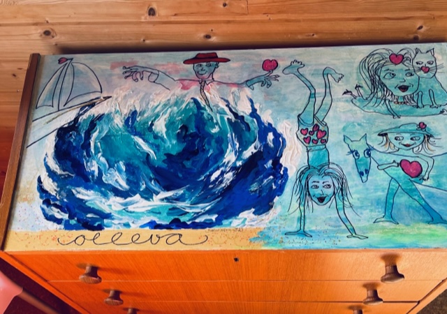 Gammal släkt-byrå som förbättrats med ett målat konstverk ovanpå