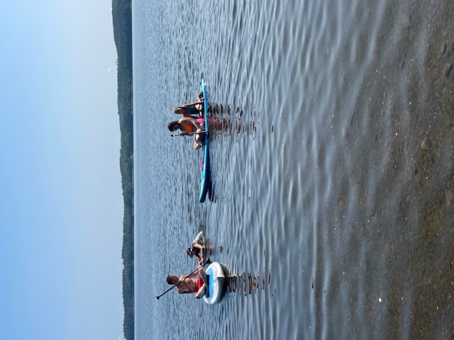 Personer på två SUP-brädor